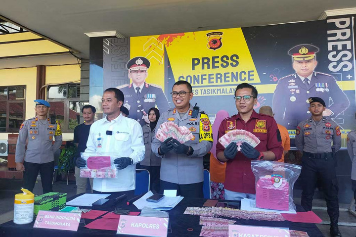 Tiga dari dua orang tersangka itu merupakan perempuan berinisial YA, 33, warga Kabupaten Kendal, SR, 46, warga Aceh Tamiang dan TW, 54, warga Kabupaten Sukabumi, Jawa Barat. Ketiga tersangka tersebut, ditangkap hendak akan menukarkan uang pecahan terdiri dari 650 lembar uang pecahan 100 ribu emisi 2016 dan 494 lembar emisi 2014.