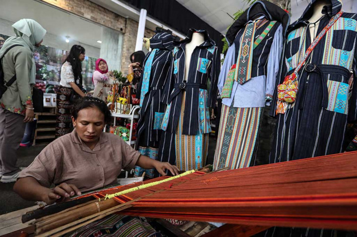 Pada rangkaian ulang tahun ke-54, Media Indonesia mengadakan Festival Kopi Nusantara. Selain banyak kopi yang dihadirkan, ada tenun dari Nusa Tenggara Timur yang menarik perhatian.