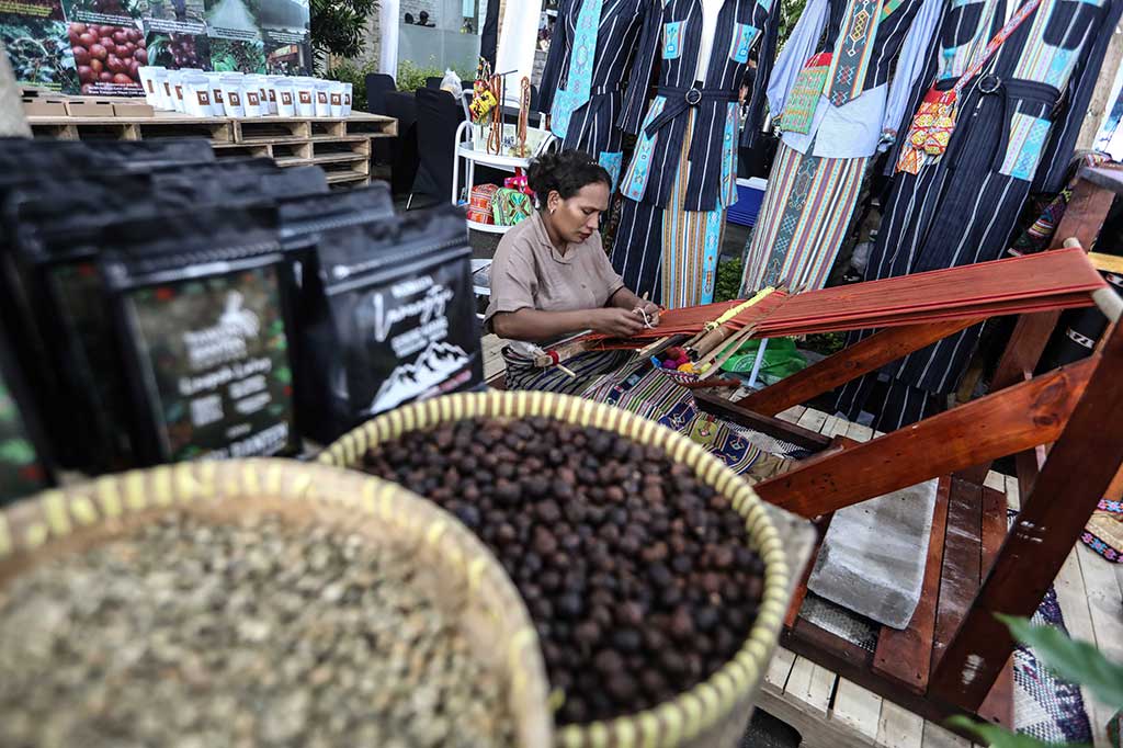 Proses menenun yang memakan waktu lama memberikan keistimewaan tersendiri pada setiap kain yang dihasilkan. Setiap benang memiliki hitungan matematika tersendiri. “Seperti belajar matematika dalam menenun ini,” kata Maria yang ditemui saat di Festival Kopi Nusantara, di Lobi 3 Gedung Media Indonesia.