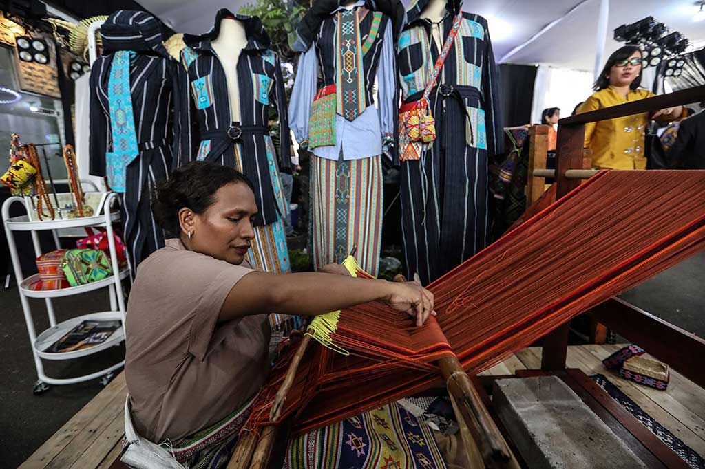 Motif yang disebut-sebut sebagai motif ayo tupas menggambarkan keindahan alam sekitar. Motif itu menampilkan gambar binatang, yaitu katak dan cecak, serta bunga yang menjadi bagian penting dari narasi kain tenunan itu.