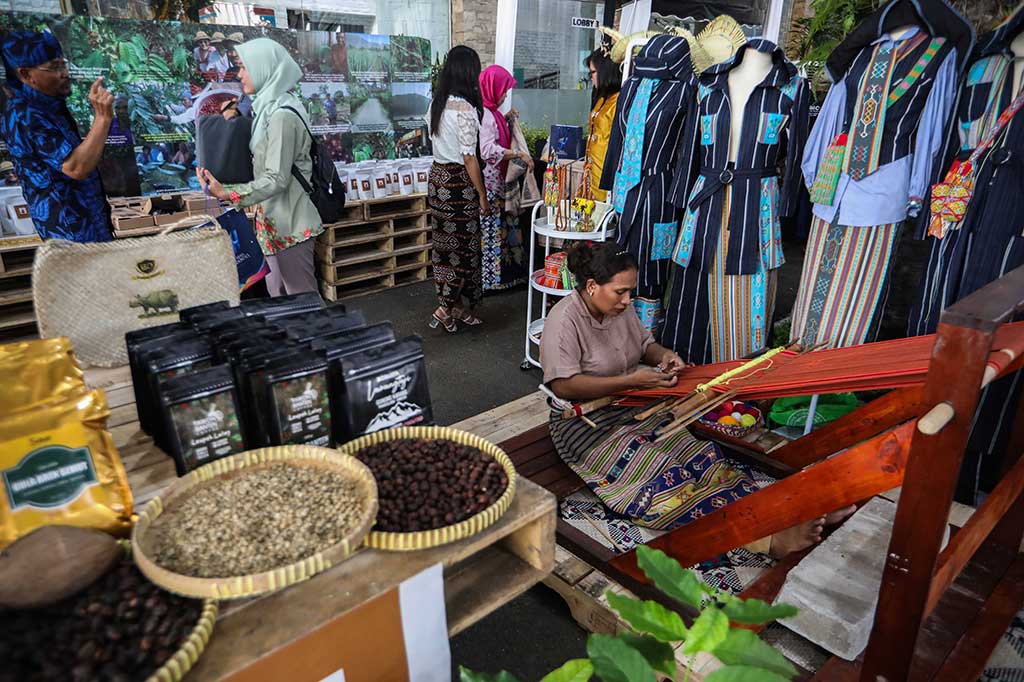 Harga hasil tenun memiliki variasi. Mulai Rp800 ribu hingga mencapai Rp20 juta di galeri-galeri Butik Wastra Nusantara. Harga semakin mahal karena itu terbuat dari kain dan pewarna alami yang menambah keunikan dan
umur panjang pada setiap karya.