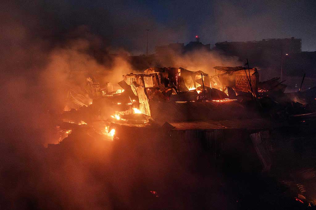 Sebelumnya, Palang Merah Kenya melaporkan hampir 300 orang terluka. Kebakaran terjadi Kamis malam di lingkungan Embakasi di tenggara ibu kota.