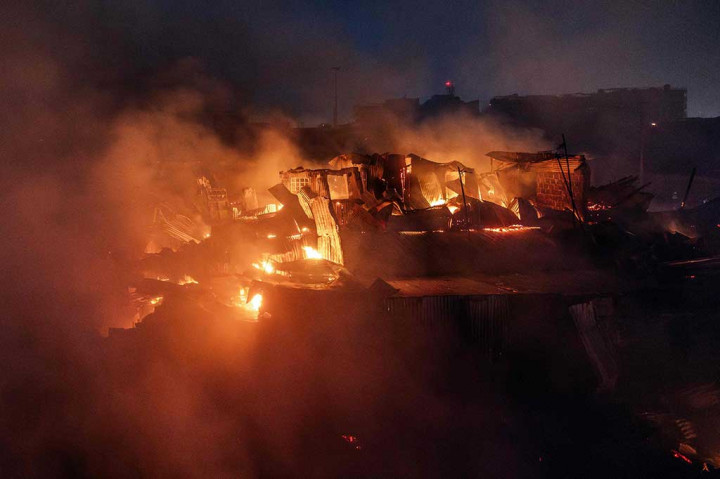Sebelumnya, Palang Merah Kenya melaporkan hampir 300 orang terluka. Kebakaran terjadi Kamis malam di lingkungan Embakasi di tenggara ibu kota.