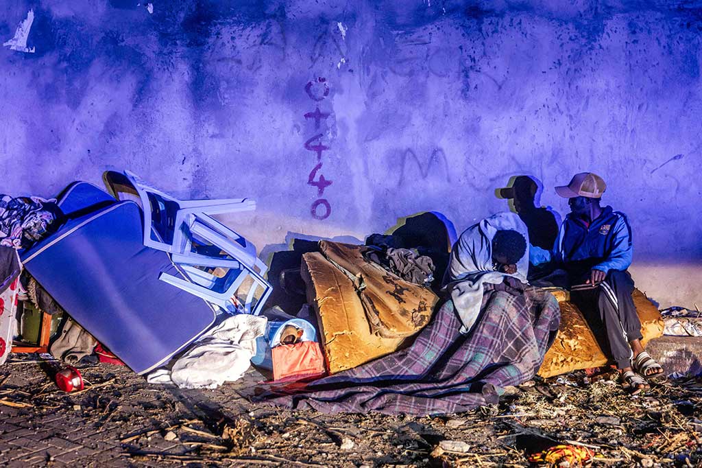 Polisi telah menutup daerah yang terkena dampak, namun beberapa orang terlihat mengumpulkan barang-barang mereka dan mengamati kerusakan. Banyak penduduk di kawasan itu bermalam di luar, kata seorang jurnalis AFP.