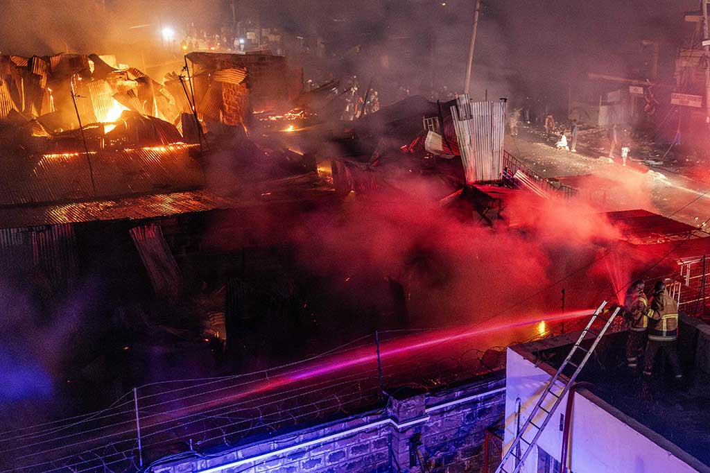 “Akibatnya, kobaran api menghanguskan beberapa kendaraan dan properti komersial, termasuk banyak usaha kecil dan menengah,” katanya, seraya menambahkan bahwa rumah-rumah penduduk di lingkungan tersebut juga ikut terbakar, dan sejumlah besar warga masih berada di dalam rumah karena hari sudah larut malam.