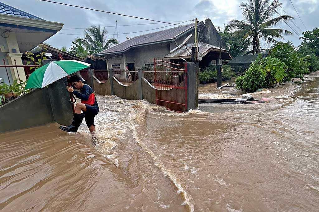 Banjir dan tanah longsor yang dipicu oleh hujan lebat di Filipina telah mengakibatkan enam orang tewas dan satu lainnya hilang.