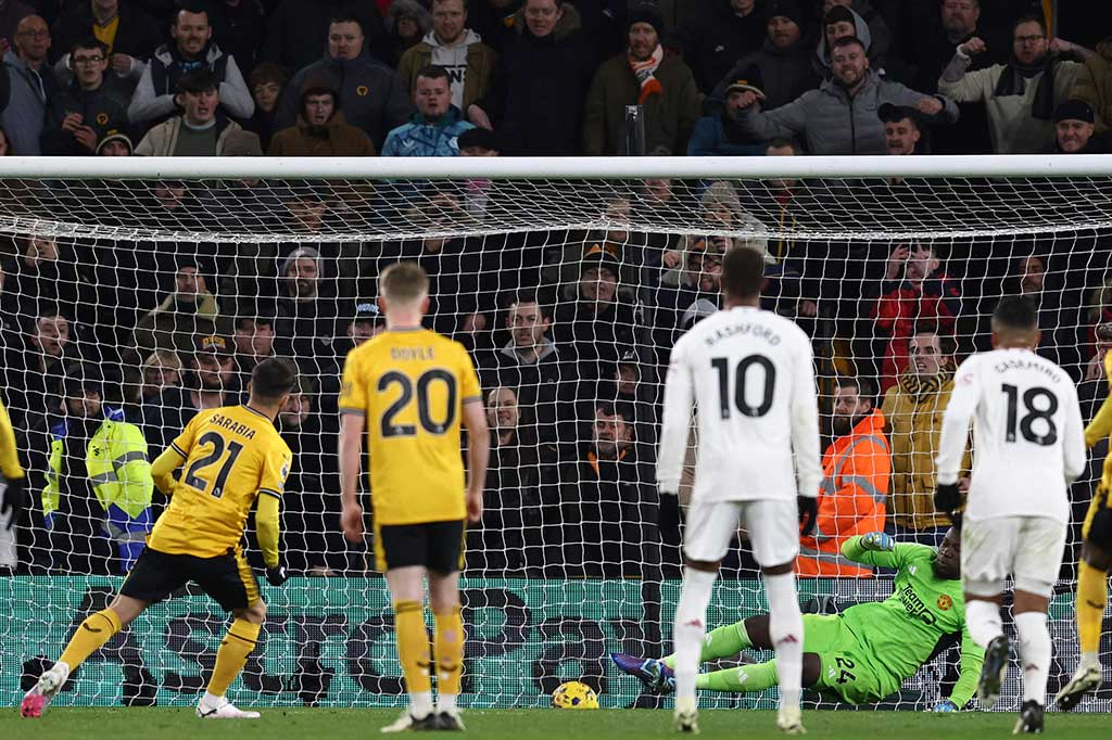 Selepas jeda, Wolves bermain lebih menyerang demi mengejar ketertinggalan. Pada menit ke-69, tuan rumah mendapat penalti setelah VAR menganggap Casemiro melanggar Pedro Neto di kotak terlarang. Pablo Sarabia yang menjadi algojo sukses menaklukkan Andre Onana. Kedudukan menjadi 2-1. 