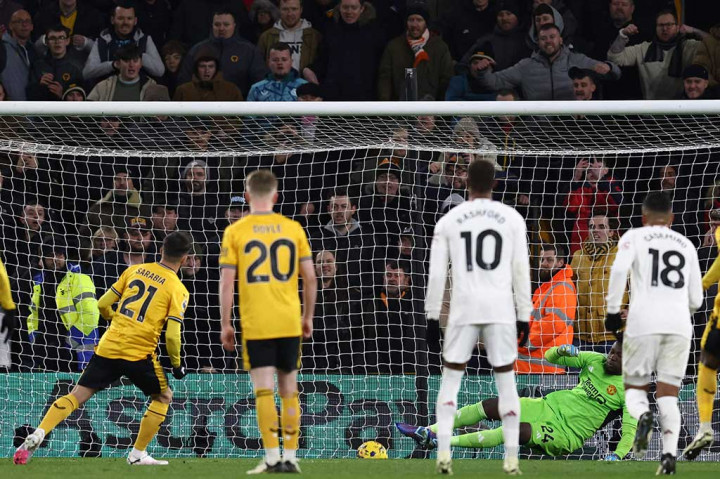 Selepas jeda, Wolves bermain lebih menyerang demi mengejar ketertinggalan. Pada menit ke-69, tuan rumah mendapat penalti setelah VAR menganggap Casemiro melanggar Pedro Neto di kotak terlarang. Pablo Sarabia yang menjadi algojo sukses menaklukkan Andre Onana. Kedudukan menjadi 2-1. 