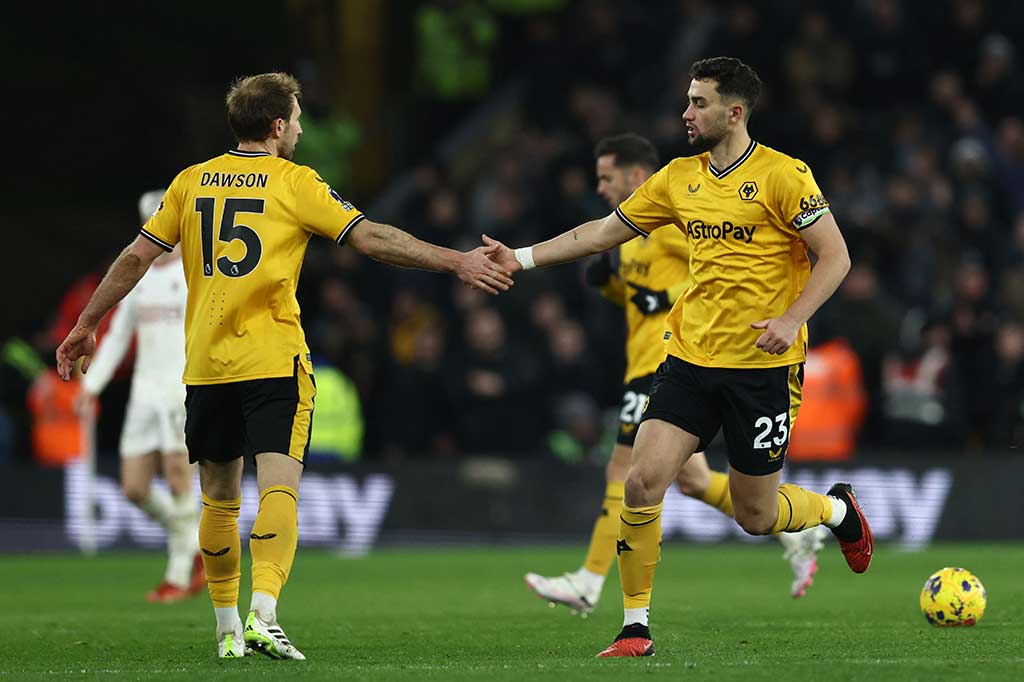 Wolves belum putus asa. Max Kilman sukses menipiskan jarak pada menit ke-85 setelah memanfaatkan sebuah kemelut. Wolves 2-3 United.