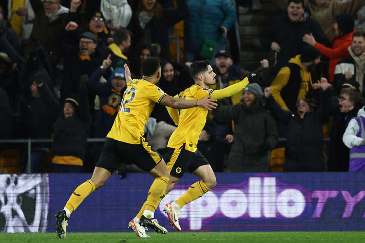 Di menit keenam masa injury time, giliran Pedro Neto yang mencetak gol dan membuat skor menjadi imbang 3-3.