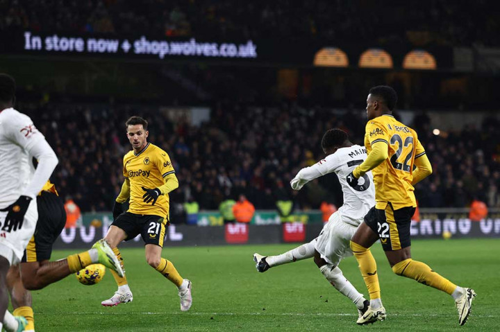 Ketika laga sepertinya akan berakhir imbang pemenang, Kobbie Mainoo muncul menjadi pahlawan Manchester United lewat gol cantiknya pada menit ke-97. Gol itu sekaligus menutup pertandingan, MU menang secara dramatis 4-3 di markas Wolverhampton.