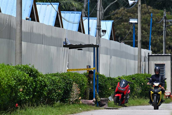 Polisi mengatakan penyebab kerusuhan dan pembobolan sedang diselidiki.