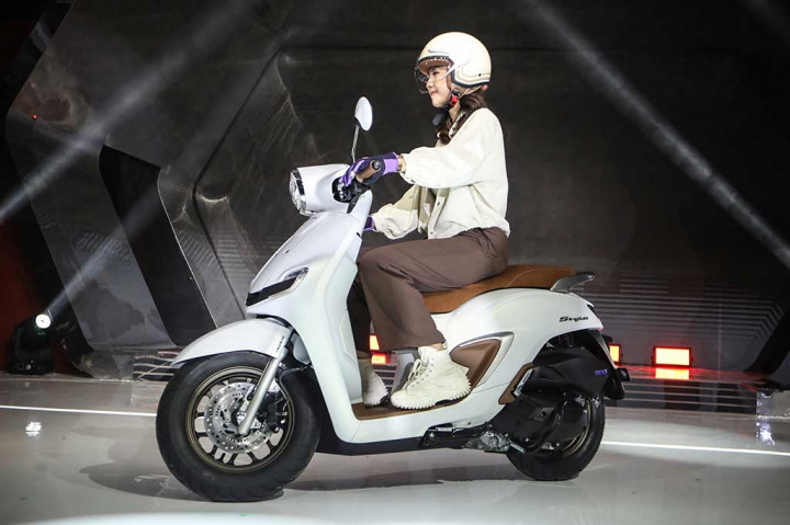 Meskipun tampilannya sama-sama penuh gaya, Stylo 160 berbeda dengan Honda Scoopy maupun Honda Genio yang hanya bertenaga 110 cc. Skuter matik itu setara dengan Honda Vario 160 CC dalam performa dan kekuatan mesin.