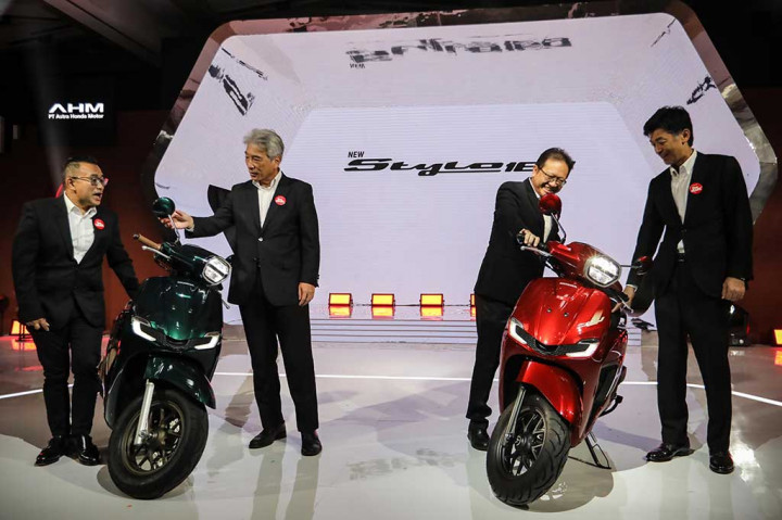 PT Astra Honda Motor (AHM) meluncurkan skutik premium fashionable 160cc pertama di Indonesia, New Honda Stylo 160 yang siap menjadi pusat perhatian melalui balutan desain modern klasik retro dan performa sepeda motor terbaik di kelasnya.