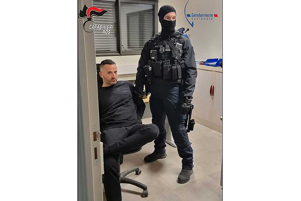 Marco Raduano, yang digambarkan sebagai 'berbahaya' dalam daftar penjahat paling dicari Eropa Europol, ditahan di Bastia, Pulau Corsica, Prancis.