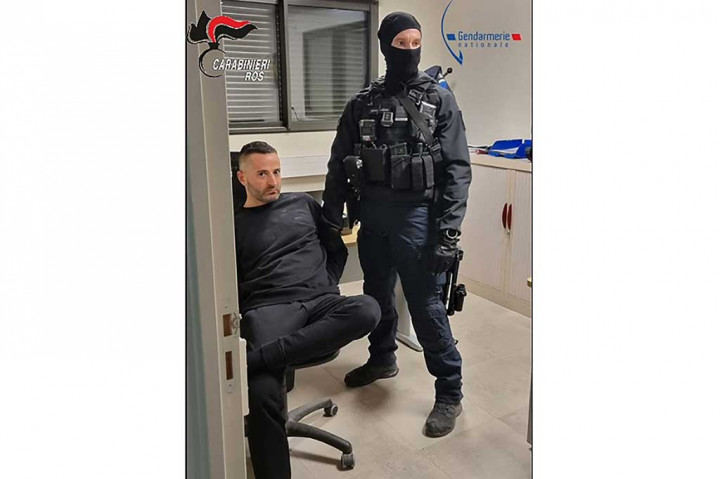 Marco Raduano, yang digambarkan sebagai 'berbahaya' dalam daftar penjahat paling dicari Eropa Europol, ditahan di Bastia, Pulau Corsica, Prancis.