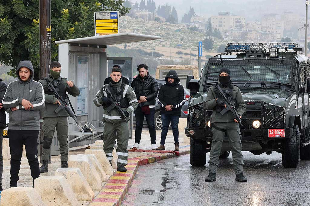 Para saksi mengatakan kepada Anadolu bahwa masjid terlihat nyaris kosong dari umat Muslim karena pembatasan oleh Israel.