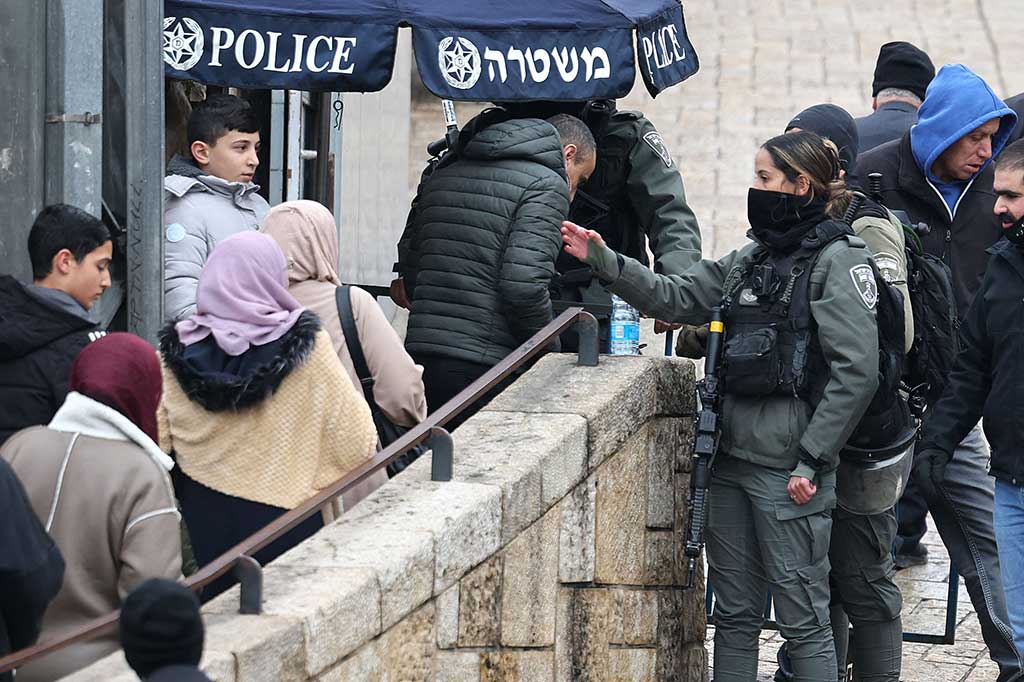 Selain itu polisi telah menerapkan pembatasan memasuki Masjid Al-Aqsa sejak dimulai perang di Gaza pada 7 Oktober, namun mereka secara ketat melarang masuk pada Jumat.