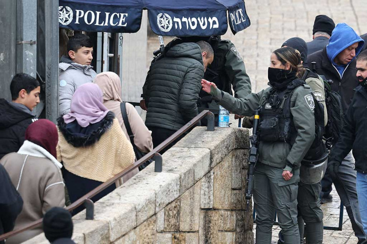 Selain itu polisi telah menerapkan pembatasan memasuki Masjid Al-Aqsa sejak dimulai perang di Gaza pada 7 Oktober, namun mereka secara ketat melarang masuk pada Jumat.