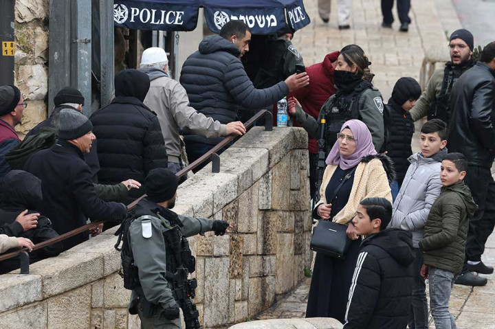 Polisi memasang penghalang di pintu masuk ke Kota Tua dan gerbang lain Masjid Al-Aqsa dan hanya mengizinkan warga lanjut usia untuk masuk. Pembatasan oleh Israel ini memaksa ratusan umat melaksanakan ibadah di jalan-jalan dekat Kota Tua.
