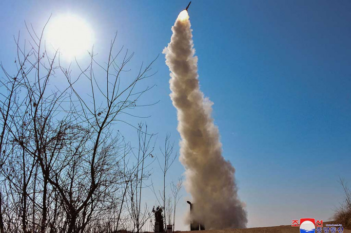 Korea Utara kembali menembakkan sejumlah rudal jelajah di lepas pantai barat pada Jumat, 2 Februari 2024, yang menandai peluncuran rudal jelajah keempat Korea Utara pada tahun ini.