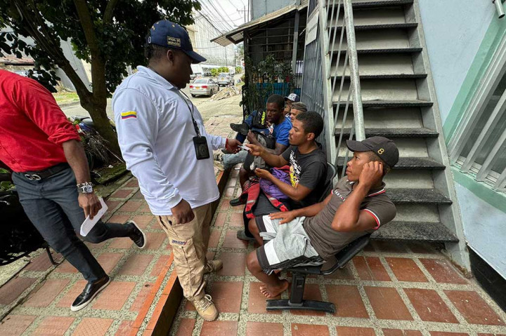 Tanpa perbekalan, mereka bertahan hidup dengan air hujan dan kelapa. 