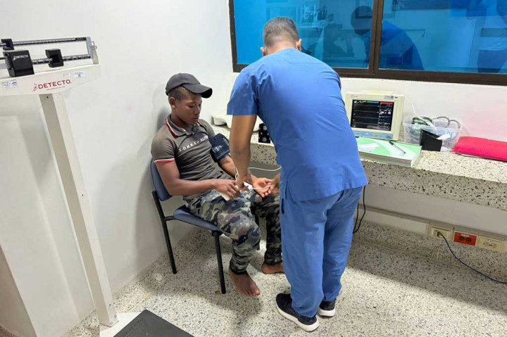 Ketiganya melakukan perjalanan sekitar 600 kilometer (370 mil) dalam perjalanan rutin dari Veracruz, sekitar 25 kilometer di luar Panama City, untuk mengisi bahan bakar kapal nelayan. Namun tiba-tiba kapal yang mereka tumpangi mengalami mati mesin.