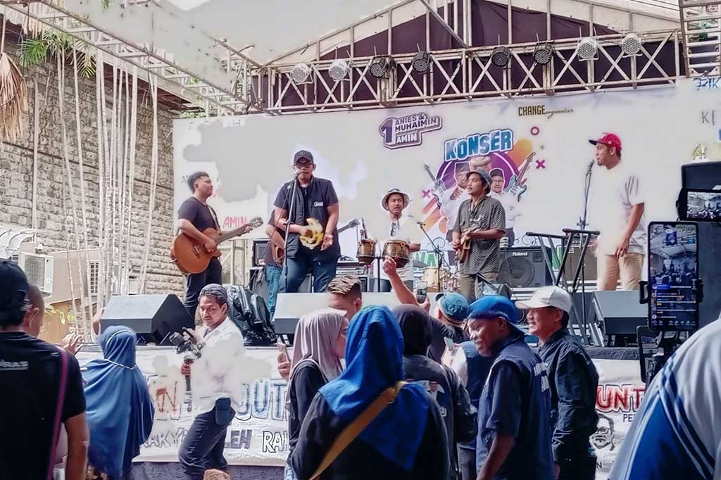 Markas pemenangan capres-cawapres nomor urut 1 Anies Baswedan -Muhaimin Iskandar di Jalan Diponegoro, Menteng, Jakarta Pusat, Sabtu, 3 Februari 2024 dipadati ratusan masyarakat. Mereka menonton konser kawal perubahan road to kampanye akbar di Jakarta Internasional Stadium (JIS), Jakarta Utara.