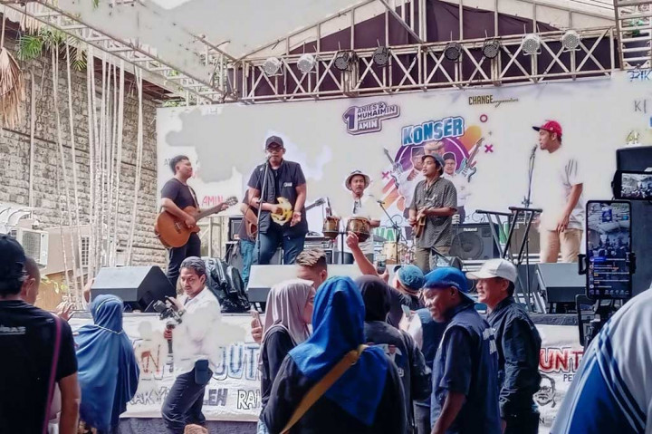 Markas pemenangan capres-cawapres nomor urut 1 Anies Baswedan -Muhaimin Iskandar di Jalan Diponegoro, Menteng, Jakarta Pusat, Sabtu, 3 Februari 2024 dipadati ratusan masyarakat. Mereka menonton konser kawal perubahan road to kampanye akbar di Jakarta Internasional Stadium (JIS), Jakarta Utara.