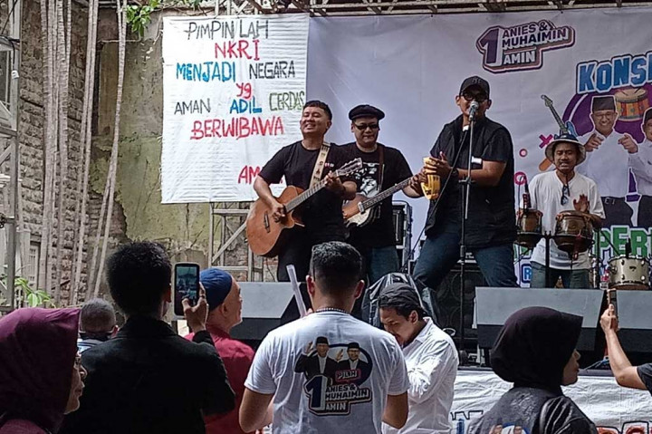 Pantauan Medcom.id, para penonton yang berusia rata-rata paruh baya itu tampak berjoget bersama. Tercatat, ada 13 grup band yang akan manggung di konser kawal perubahan ini. Tiga di antaranya adalah Reggae, Metal, dan Folk Rock. Konser ini mulai digelar pukul 13.00-21.00 WIB. Masyarakat dapat menontonnya secara gratis.
