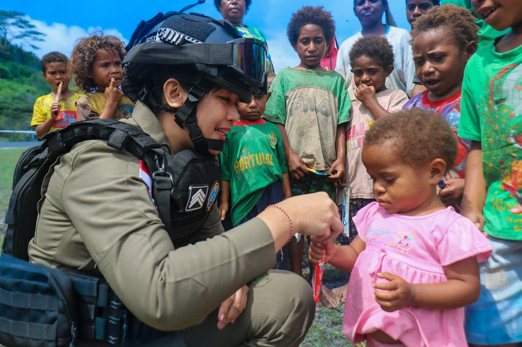 Kunjungan Kerja Kepala Operasi Damai Cartenz-2024 beserta rombongan ke Distrik Kiwirok, Kabupaten Pegunungan Bintang, Papua menjadi momentum penting dalam upaya memulihkan trauma anak-anak dan orang tua akibat tindakan Kelompok Kriminal Bersenjata (KKB).