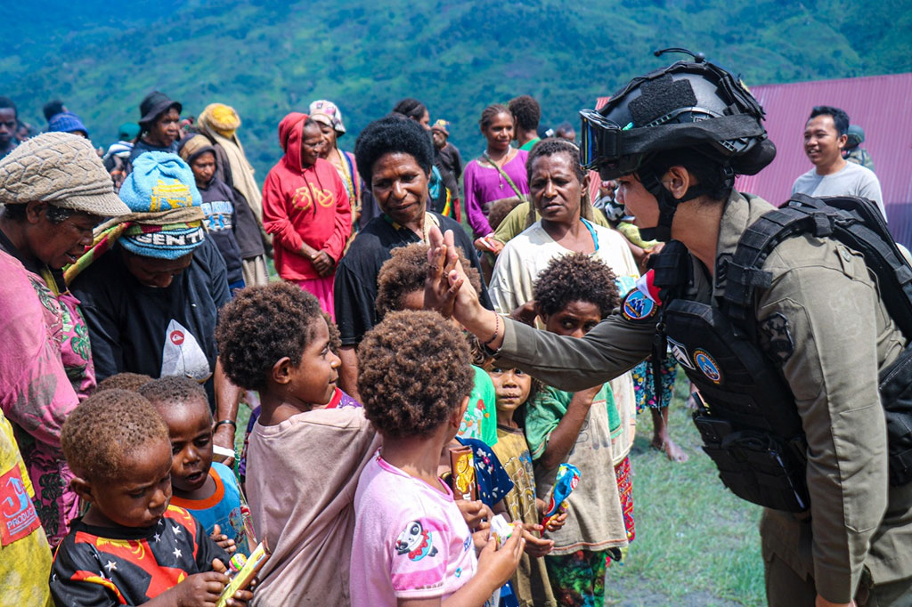 Sosok Polwan Ops Damai Cartenz-2024, Brigpol Ita Sombo Allo, terlihat aktif berbagi kasih dengan anak-anak Distrik Kiwirok, yang didampingi dengan antusias orang tua mereka.