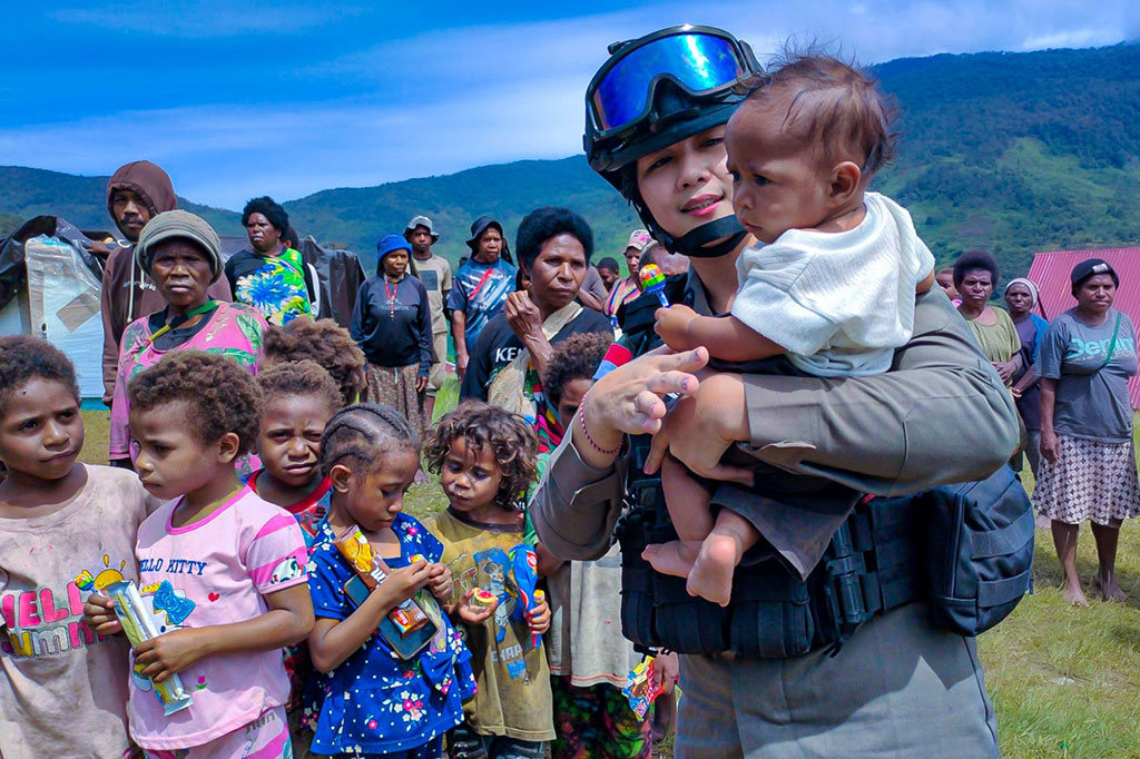 Kasatgas Humas Ops Damai Cartenz-2024, AKBP Bayu Suseno, menjelaskan bahwa kegiatan ini merupakan bentuk trauma healing yang bertujuan mengalihkan pikiran negatif anak-anak dan orang tua agar tidak terjebak dalam kesedihan yang berlarut-larut.