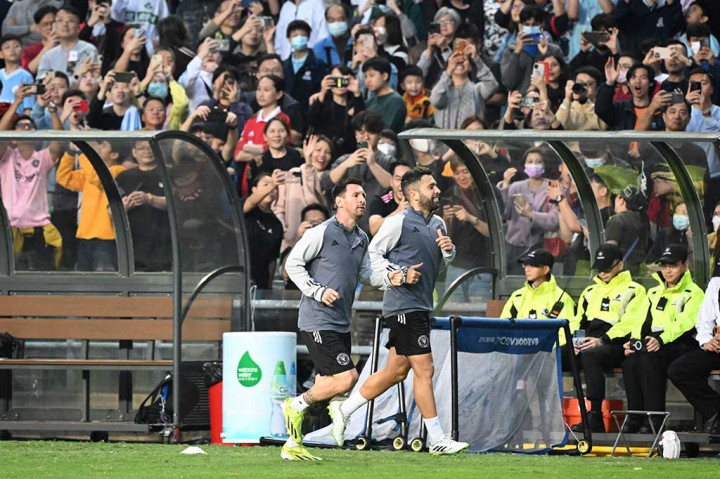 Puluhan ribu penggemar sepak bola menyaksikan Lionel Messi berlatih bersama rekan satu timnya di Inter Miami, di Stadion Hong Kong, Hong Kong, Sabtu, 3 Februari 2024. 