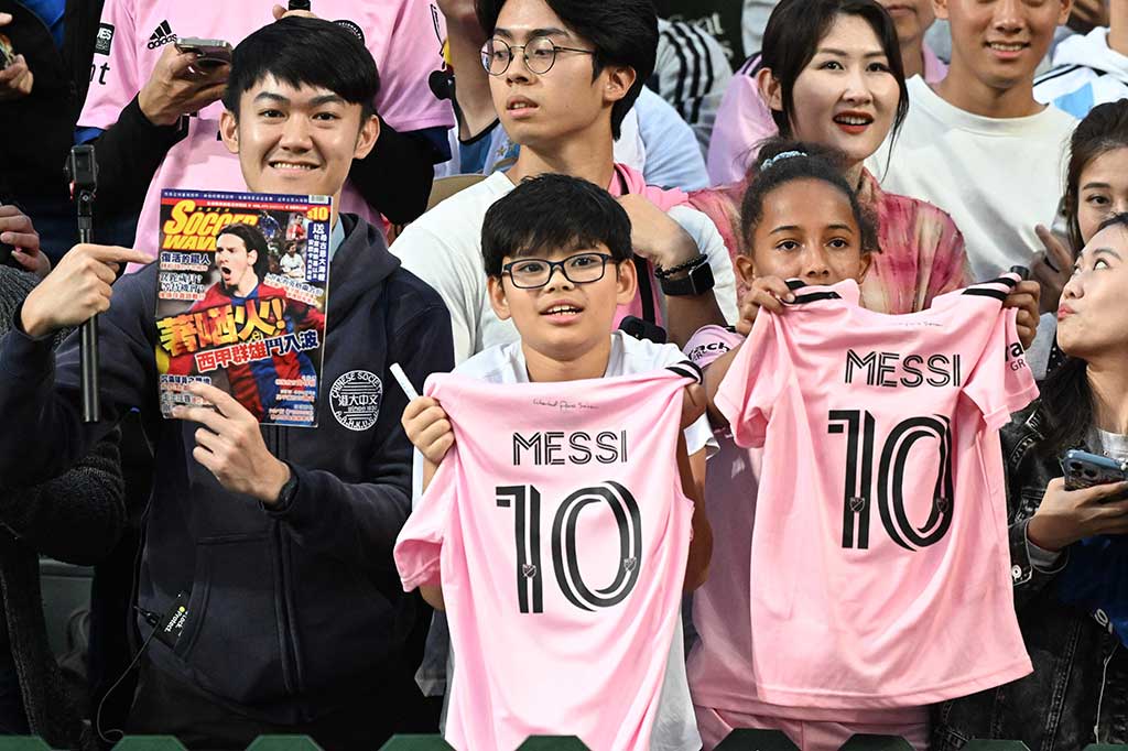 Kebanyakan fans mengenakan kaos Argentina bergaris biru-putih atau kaos Inter Miami berwarna merah muda bertuliskan Messi.