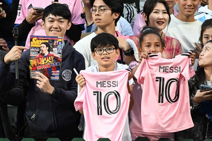 Kebanyakan fans mengenakan kaos Argentina bergaris biru-putih atau kaos Inter Miami berwarna merah muda bertuliskan Messi.