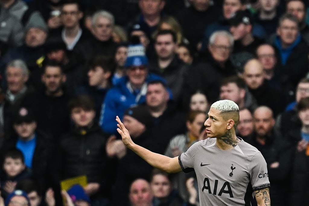 Tampil sebagai tim tamu di Stadion Goodison Park, Sabtu 3 Februari 2024 malam WIB, Tottenham sejatinya tampil sangat meyakinkan ketika mencetak gol cepat lewat Richarlison yang menuntaskan umpan Destiny Udogie ketika laga baru bergulir empat menit.