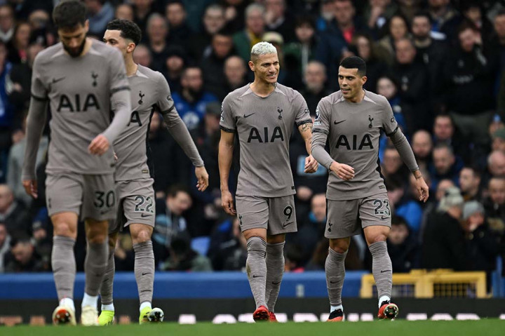 Meski gagal menang, Tottenham tetap naik ke posisi empat klasemen sementara dengan koleksi 44 poin. Hanya saja, mereka cuma berjarak satu angka dengan Aston Villa yang disalipnya hingga turun ke posisi lima. Sementara itu, Everton tertahan di urutan ke-17 atau satu strip sebelum zona degradasi.