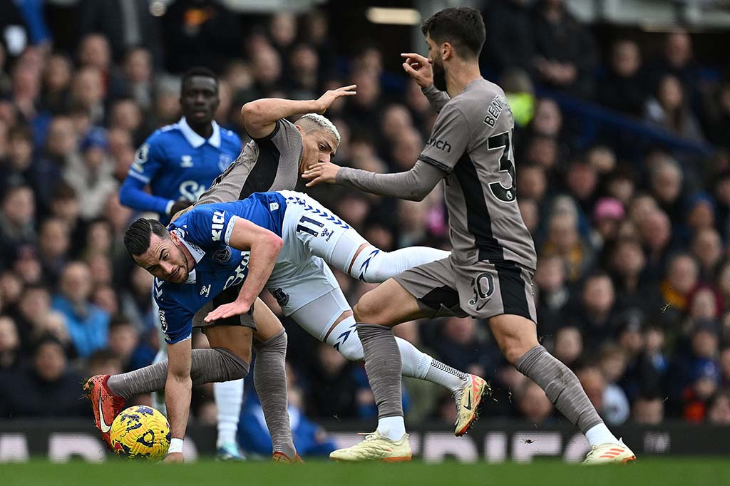 Selain itu, The Lilywhites juga cukup perkasa merestorasi keunggulan lewat gol kedua Richarlison pada menit ke-41 untuk membalas gol penyeimbang 1-1 yang sempat dicetak Everton melalui Jack Harrison pada menit ke-30. Sayangnya, keunggulan 2-1 gagal dipertahankan Tottenham.