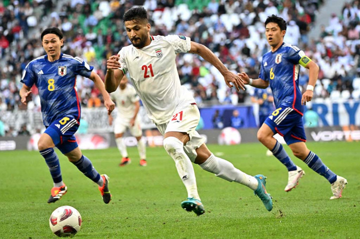 Setelah itu, ketika babak kedua baru bergulir 10 menit, Iran mulai bangkit dengan mencetak gol penyeimbang melalui Mohammad Mohebi yang menuntaskan umpan terobosan Sardar Azmoun. Lalu pada menit ke-64, Iran nyaris membalikkan keadaan lewat gol Azmoun yang dianulir wasit karena terperangkap offside.