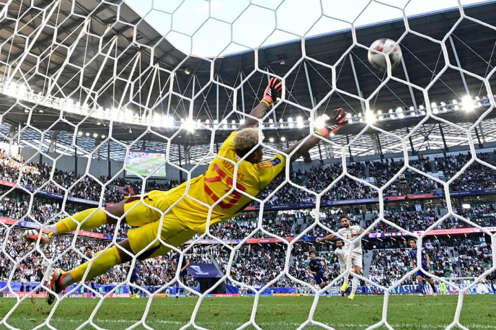 Meski demikian, gol penentu kemenangan yang dinanti Iran baru tercipta secara dramatis menjelang laga berakhir (menit 90+6) lewat tendangan penalti Alireza Jahanbakhsh. Sebelumnya, wasit menunjuk titik putih karena Ko Itakura menjatuhkan Hussein Kanaani di kotak terlarang.