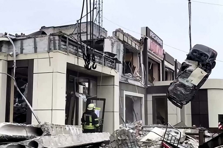 Tembakan Ukraina terhadap kota Lysychansk di wilayah timur yang diduduki menewaskan sedikitnya 20 orang, kata Rusia pada Sabtu, 3 Februari 2024, dan sedikitnya 10 lainnya terluka dan operasi penyelamatan masih berlangsung.