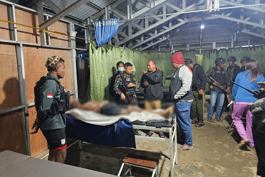 Satgas TNI-Polri berhasil menindak tegas kelompok kriminal bersenjata (KKB) Papua yang membakar Puskesmas Omukia, Distrik Omukia, Kabupaten Puncak. Petugas mengamankan DPO Polres Ilaga, Warinus Murib dalam keadaan tewas, sementara dua KKB lainnya luka-luka.