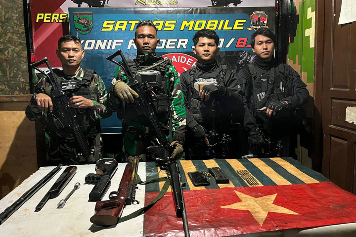 Kasatgas Humas Ops Damai Cartenz-2024. AKBP Bayu Suseno memberikan rincian barang bukti yang berhasil diamankan oleh aparat selama pengejaran. 