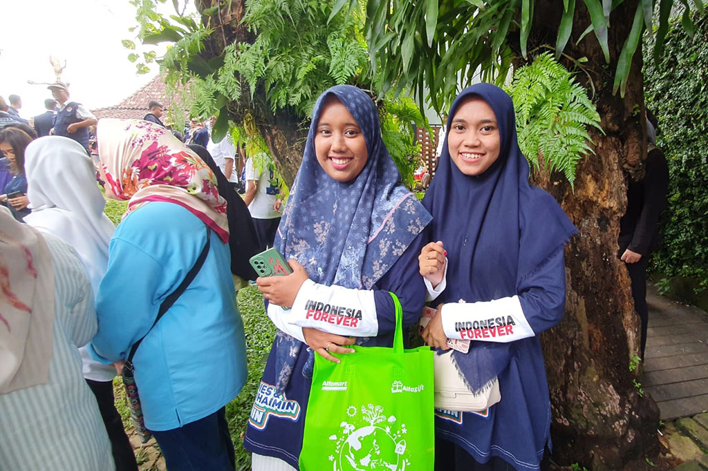 Salah satunya Ira, asal Pondok Aren, Banten. Dia rela datang jauh-jauh ke Lebak Bulus untuk bersalaman dengan Anies. Dia juga memakai baju lengan panjang bertuliskan 'Wakanda No More, Indonesia Forever'. Tagline ini sangat melekat dengan Anies. 