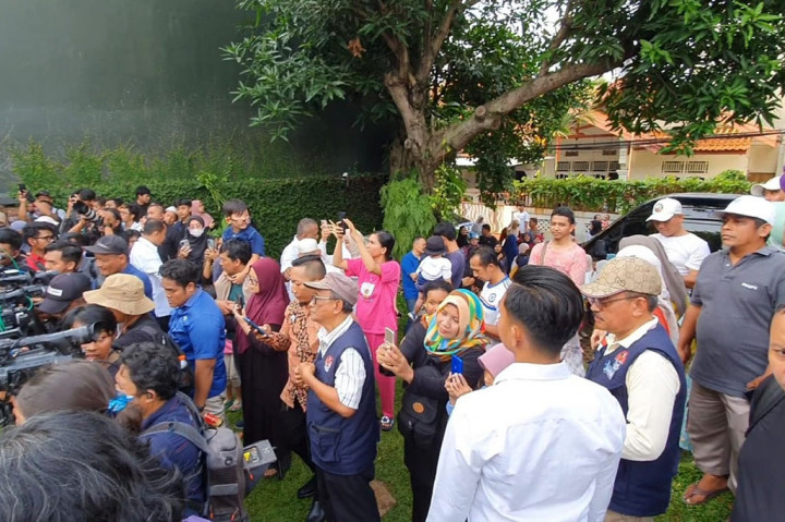 Puluhan warga memadati kediaman Anies di Lebak Bulus, Jakarta Selatan, Minggu, 4 Februari 2024 sebelum debat kelima Pemilihan Presiden (Pilpres) 2024. Mereka mengantar keberangkatan Anies untuk melaksanakan debat terakhir di JCC Senayan, Jakarta.