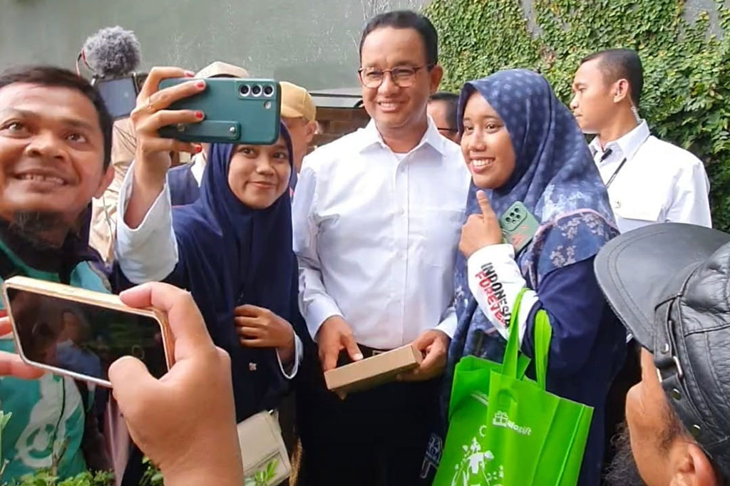 Ia juga membawa sebuah hadiah untuk Anies yaitu sebuah notebook. Alasannya memberikan itu karena Anies rajin mencatat dan menerima berbagai gagasan masyarakat. 