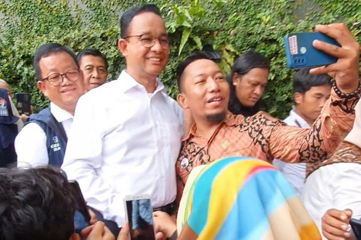 Warga lainnya banyak yang memanggil Anies dengan Abah. Mereka juga tak ingin melewatkan dokumentasi melalui merekam video dan foto dengan gawai mereka.