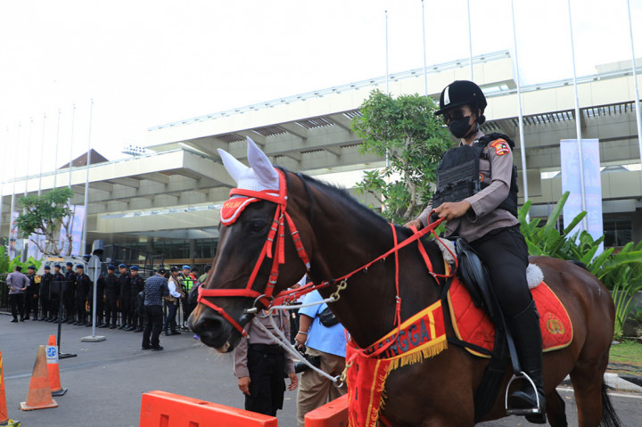 Susatyo menyebut, empat kuda yang ditunggangi polisi itu mengitari sekitar kawasan JCC sebagai upaya memperkuat pengamanan.