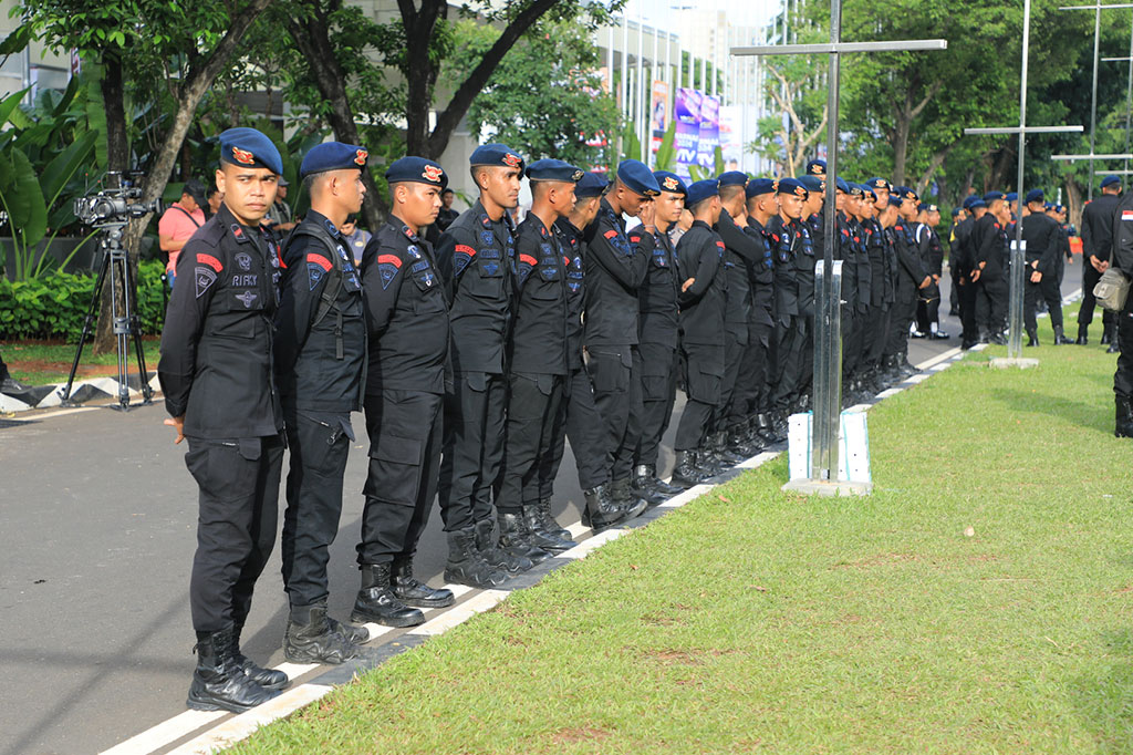 Selain itu, pasukan gabungan dari TNI, Polri, Pengamanan Dalam (Pamdal) KPU serta Pemerintah Provinsi (Pemprov) DKI Jakarta juga berjaga di ring satu yakni area debat.